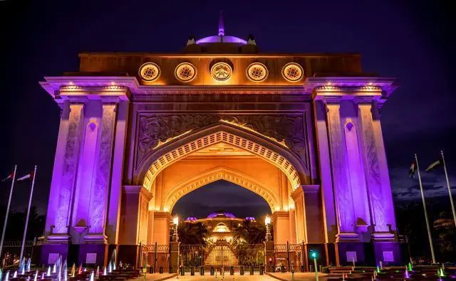 阿聯酋阿布扎比皇宮酒店設計極其豪華,耗資30億美元